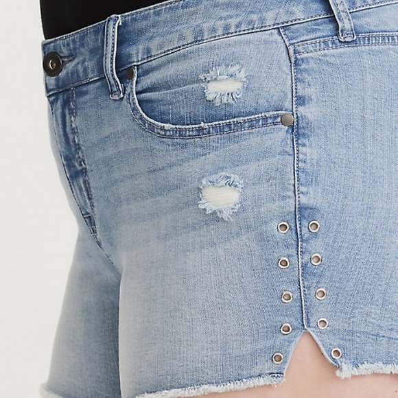 Torrid Grommet Short Jean Shorts Light Wash 24 - Picture 2 of 7
